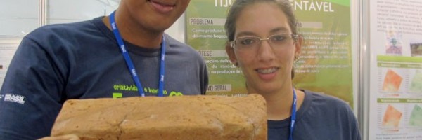 Jovens pernambucanos criam tijolo de bagaço de cana