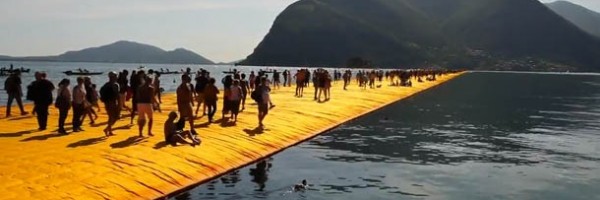 Artista cria pier flutuante e permite que turistas andem sobre as águas.