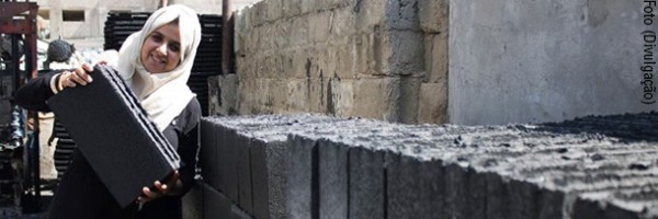 Engenheiras de Gaza produzem tijolo a partir de escombros