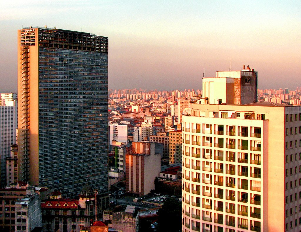 À esquerda: Edifício Mirante do Vale Imagem: Flickr